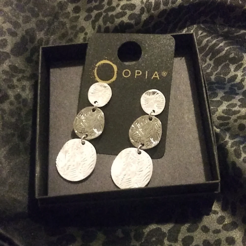 SOLD!Accessories/EARRINGS - Picture 1 of 4
